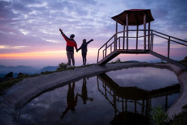 Discover Legendary Walking Tours: Delve into Edinburgh's Historic Old Town with Our Highly-Rated Guides!